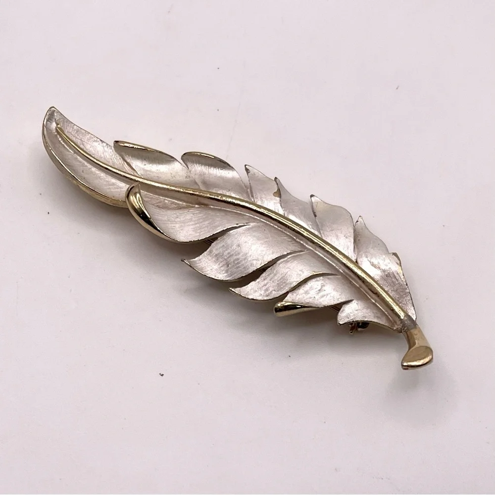 Fashionable Vintage Silver Tone Feather Leaf Statement Brooch Substantial Pc